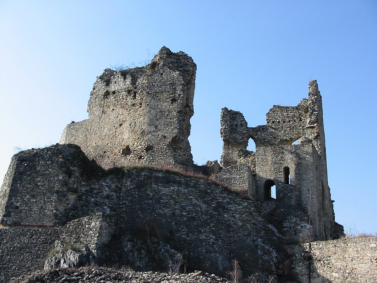 Divínsky hrad nad obcou