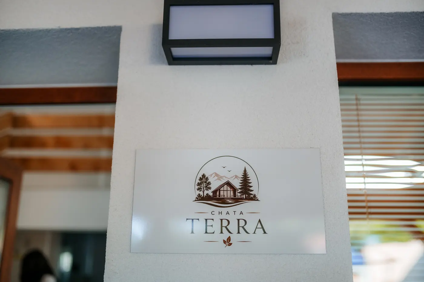 Tabuľa s logom Chata Terra na fasáde
